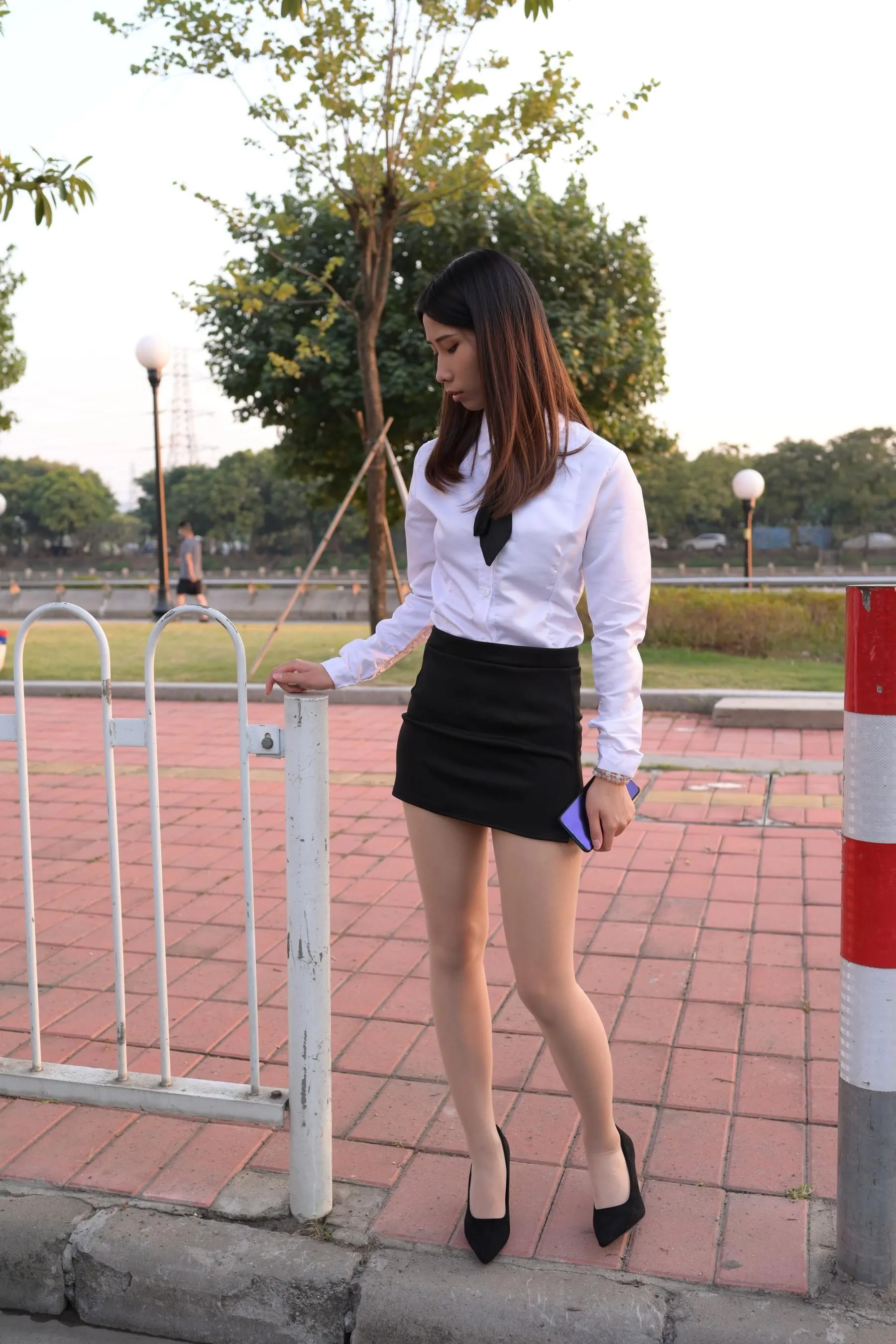 [魔镜街拍] NO.082 SM_0006街拍肉丝高跟制服ol小姐姐 [203P]插图4